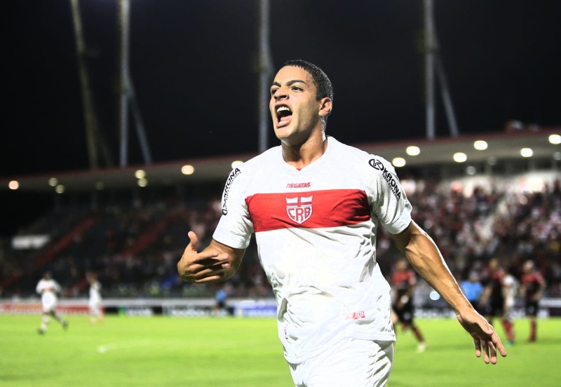 Felipe Ferreira comemora gol pelo CRB no Rei Pelé