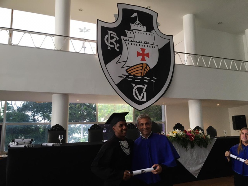 Presidente Alexandre Campello entrega um diploma para um aluno do colégio