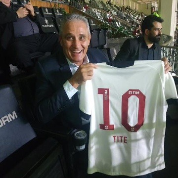 Técnico da seleção brasileira, Tite exibe camisa personalizada que recebeu do Vasco em São Januário.