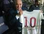 Técnico da seleção brasileira, Tite exibe camisa personalizada que recebeu do Vasco em São Januário. (Mário Vassallo)