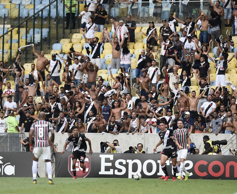 Torcedores entraram no estádio com o jogo em andamento