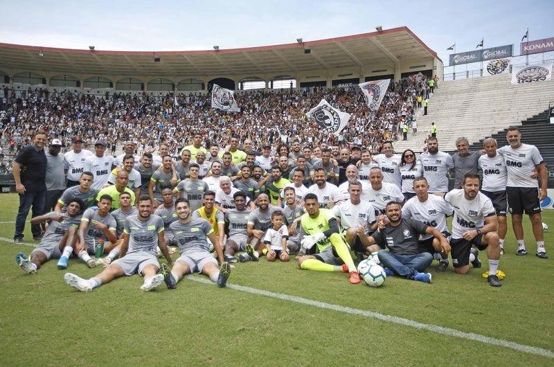 Elenco e comissão técnica em treino aberto