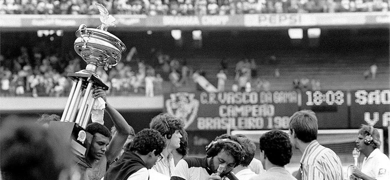 Jogadores levantam a taça do Bicampeonato Brasileiro