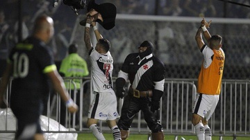 Rossi usou cabeça de mascote em comemoração do gol do Vasco sobre o Cruzeiro