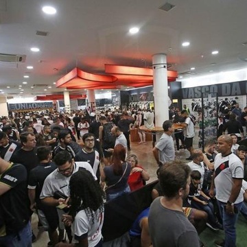 Torcedores do Vasco em fila para se associar na loja do clube em São Januário