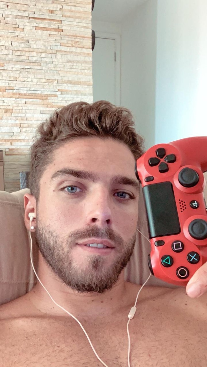 Cláudio Winck, do Vasco, tem treinado em casa, mas também tem se divertindo no videogame