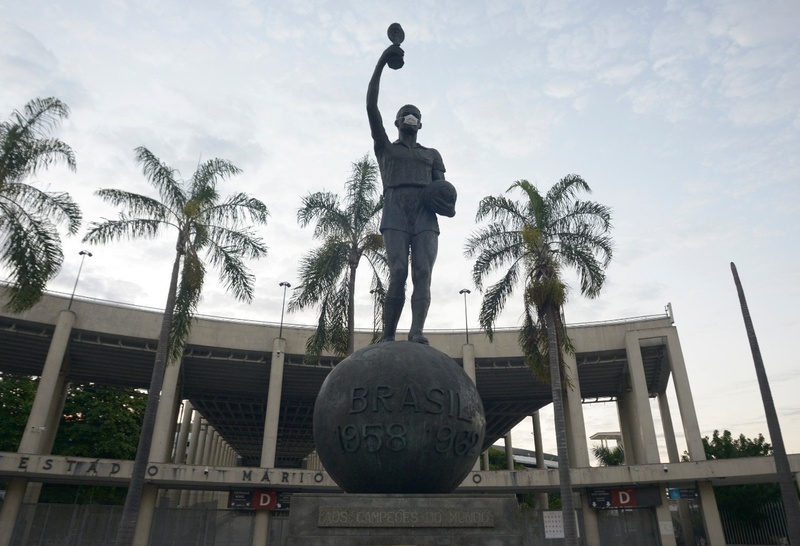 Estátua do capitão Bellini amanheceu com máscara em ação da Prefeitura