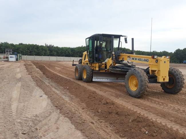 Motoniveladora trabalha nos caimentos do campo