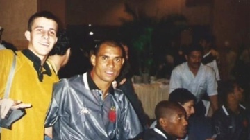 Bruno Amaral celebra o título ao lado de Donizete e outros jogadores do Vasco