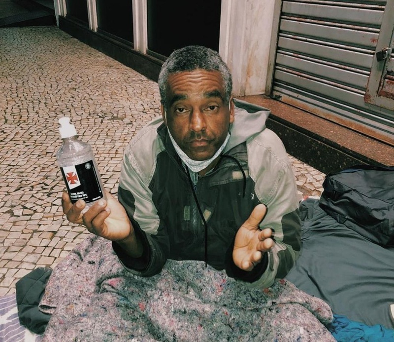 Vasco distribuiu álcool em gel e máscaras para ONG que atende moradores de rua