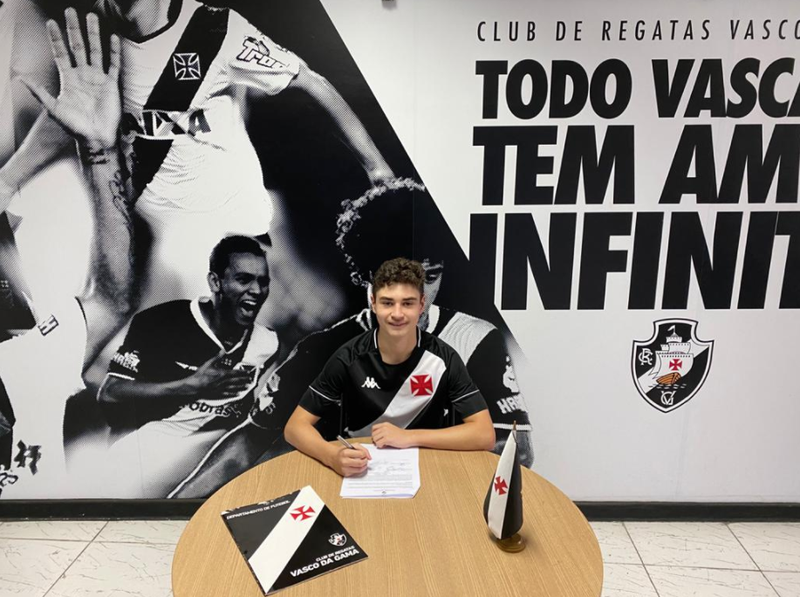 Bernardo Henrique assinou contrato de formação até agosto de 2023