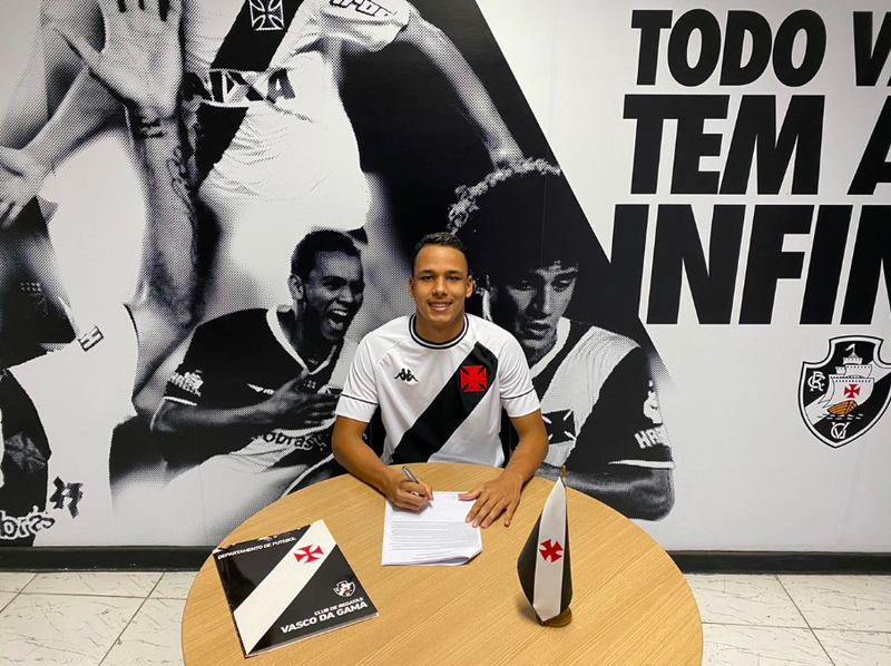 Matheus Gabriel assinou contrato profissional com o Vasco