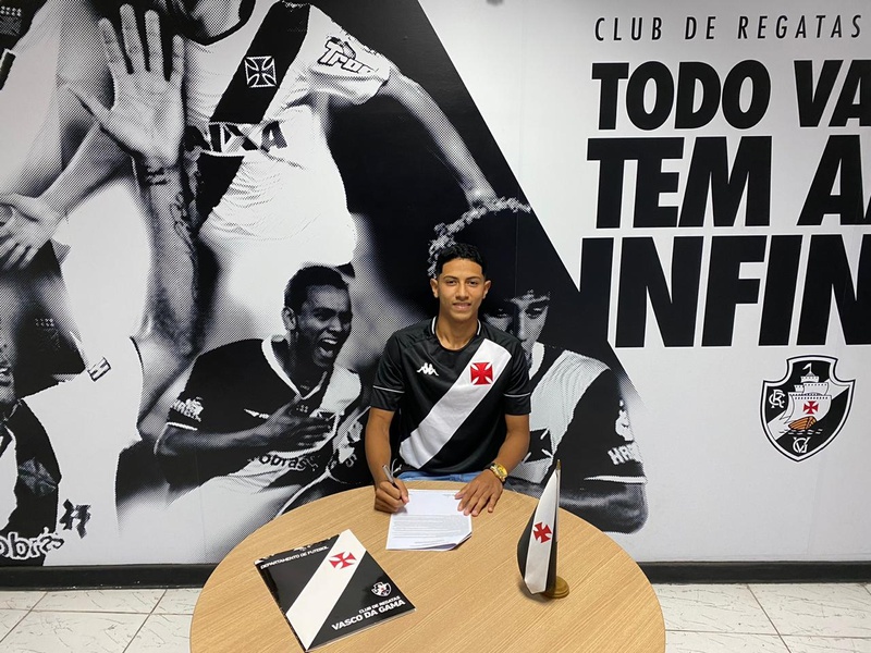 Rony assinou contrato nesta quarta-feira