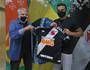 Guilherme Parede recebe camisa do Vasco das mãos do VP de Futebol José Luis Moreira (Rafael Ribeiro/Vasco.com.br)
