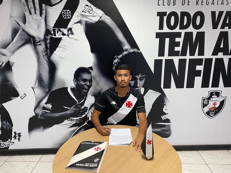 Vitor assinou contrato profissional com o Vasco