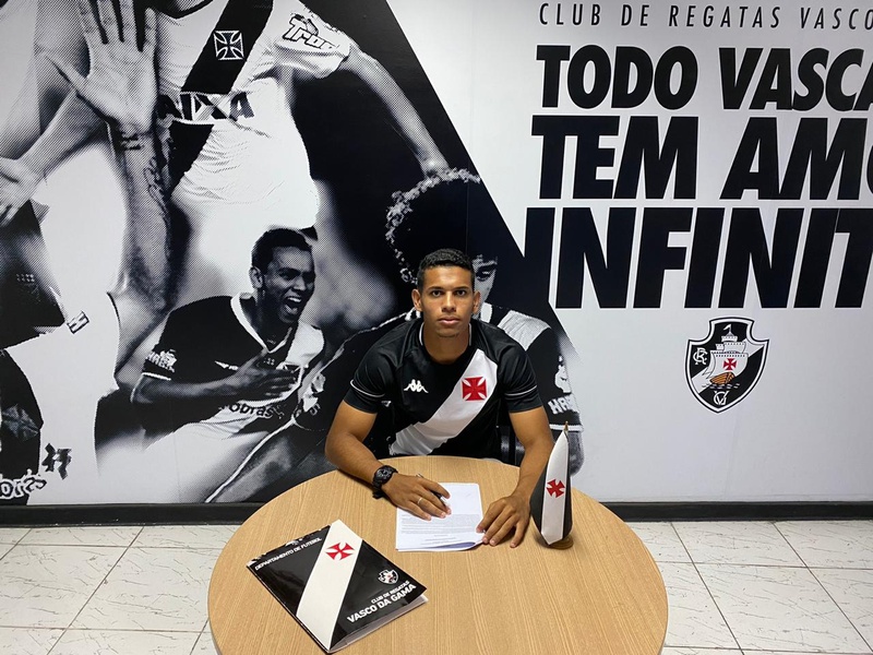 Willian assinou até janeiro de 2022