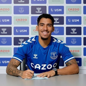 Allan apresentado oficialmente pelo Everton