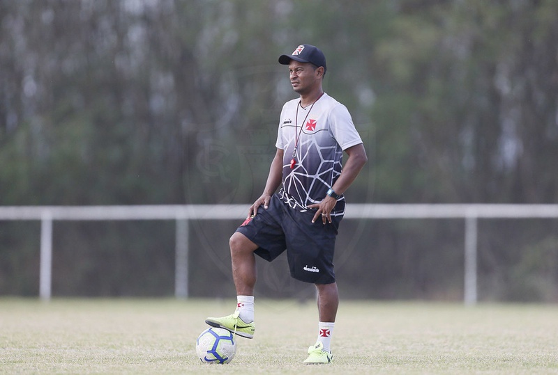 Antony Menezes treina elenco adulto do Vasco.