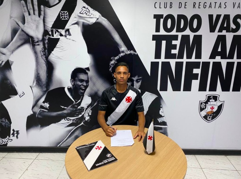 Victor Araújo assina seu primeiro contrato profissional com o Vasco, válido até 2023