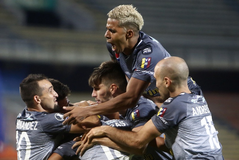 Jogadores do Caracas comemoram gol da vitória em Medellín