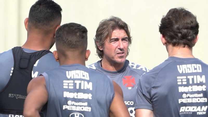Ricardo Sá Pinto conversa com os atletas antes do treino