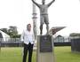 Ricardo Sá Pinto ao lado da estátua de Romário (Rafael Ribeiro/Vasco.com.br)