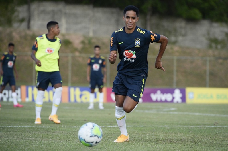 Erick Marcus em ação com a Amarelinha durante os treinos da Seleção Masculina Sub-17