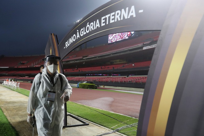 Funcionário desinfeta instalações do Morumbi, no retorno da Libertadores