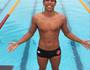 Gabriel Delahaye na piscina de São Januário (Divulgação/Vasco)