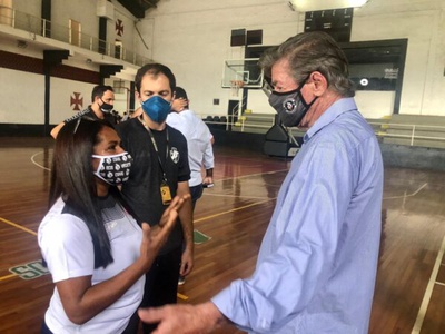 Funcionária se emociona conversando com o presidente