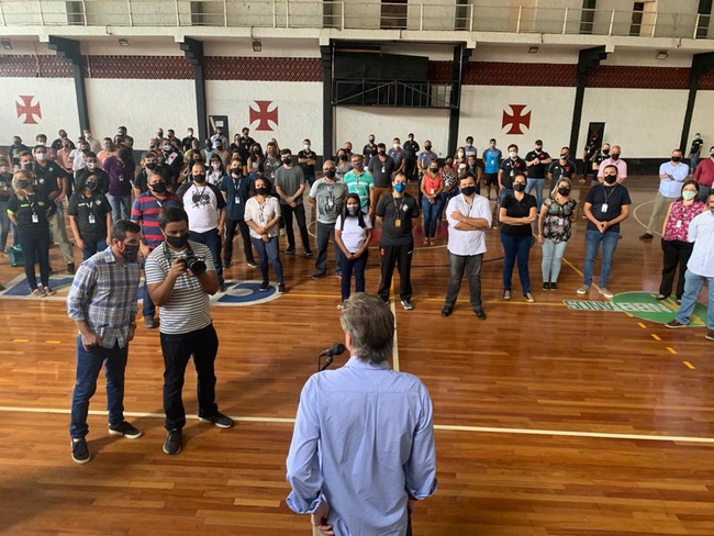Salgado se reúne com funcionários no ginásio de São Januário