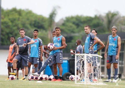 Diogo Siston comanda treino no CT do Almirante