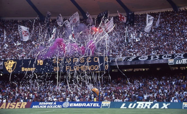 Torcida do Vasco no velho Maracanã em 1994