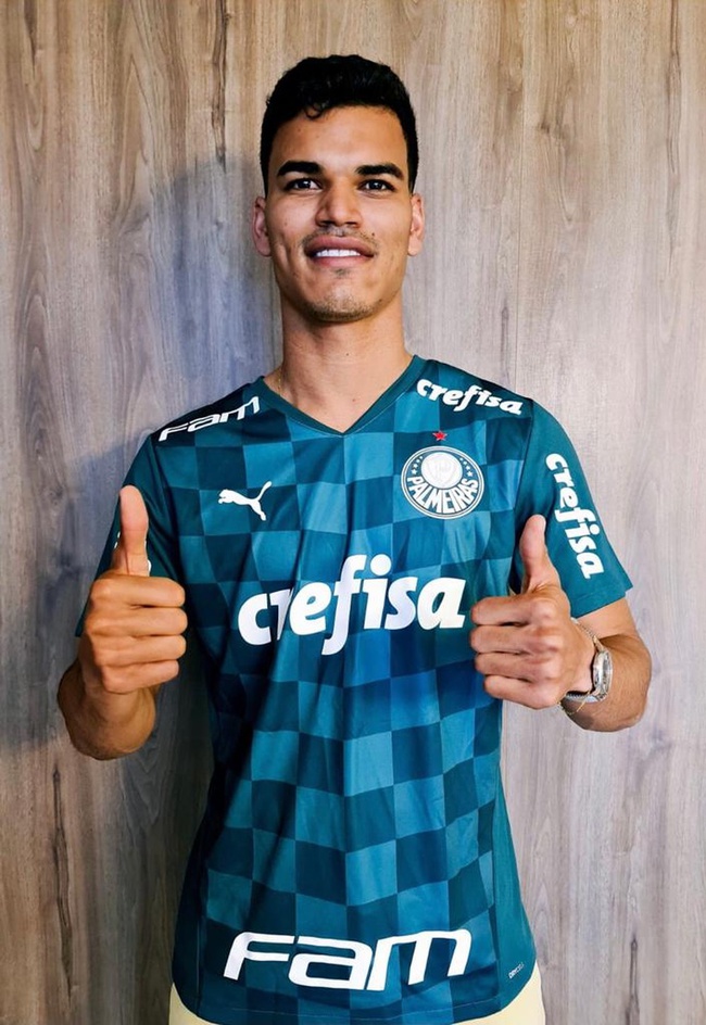Danilo Barbosa posa com a camisa do Palmeiras