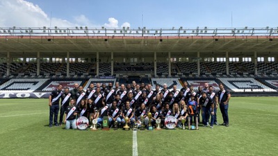 Elenco do Beach Soccer visita São Januário