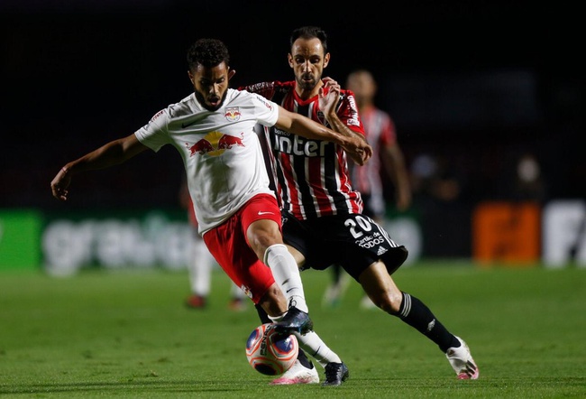 Morato em ação contra o São Paulo