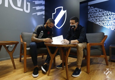 Romulo assina contrato junto com o Diretor de Futebol Alexandre Pássaro