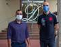 Diretor Médico Gustavo Caldeira e goleiro Vanderlei posam no Hospital Quinta D’Or, em São Cristóvão (Divulgação/Vasco)