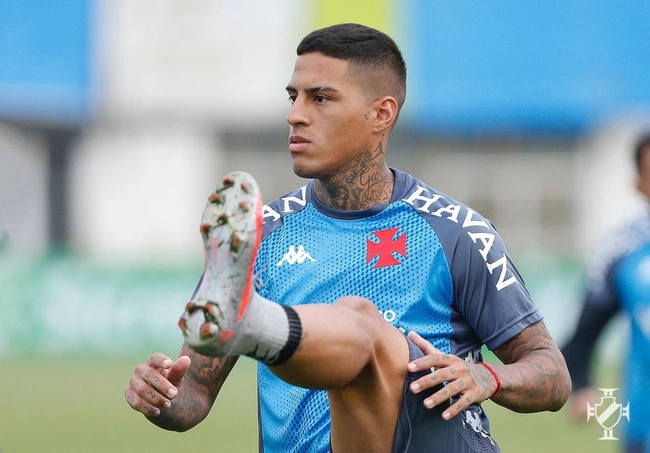 Carlinhos em treino no Estádio Ronaldão