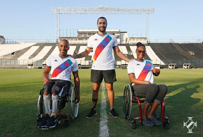 Gabriel Fernandes, no centro da foto, integrante a equipe paralímpica de natação do Vasco.
