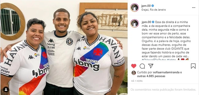 João Pedro, do Vasco, com suas mães