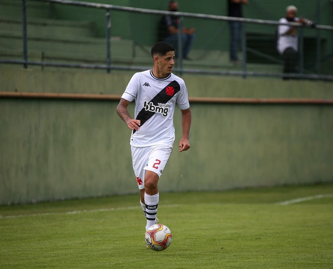 JP Galvão, lateral-direito de 20 anos e que chegou ao Vasco como volante, já foi observado Cabo