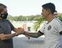 Presidente Jorge Salgado cumprimenta o argentino Germán Cano (Rafael Ribeiro/Vasco.com.br)