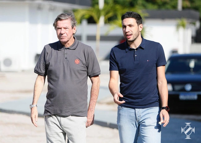 Jorge Salgado e Alexandre Pássaro conversam no CT do Vasco