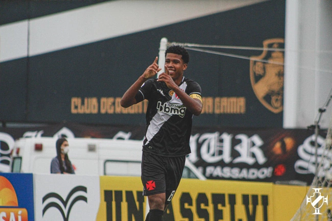 Andrey Santos comemora gol contra o Flamengo