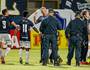 Lisca reclama com a arbitragem no intervalo de jogo (Fernando Torres/AGIF)