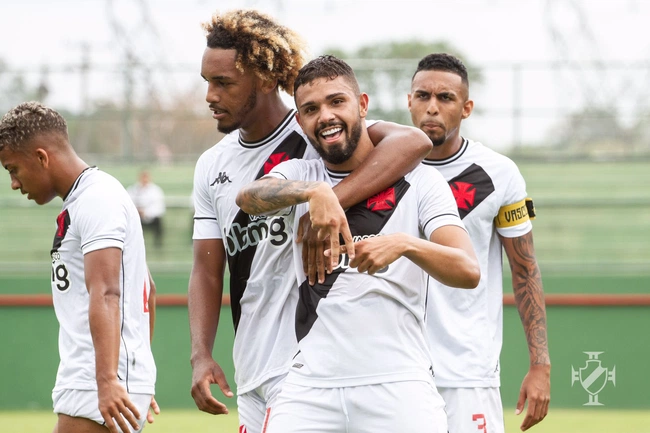Tavares comemora gol contra o Ceará
