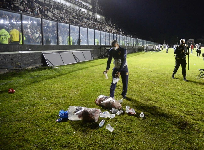 Latas de cerveja e copos de plástico atirados no gramado em Vasco 1 x 3 CSA