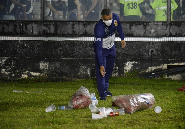 Torcida joga copos e latinhas no gramado