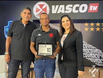 Antony Menezes é homenageado no estúdio da VascoTV